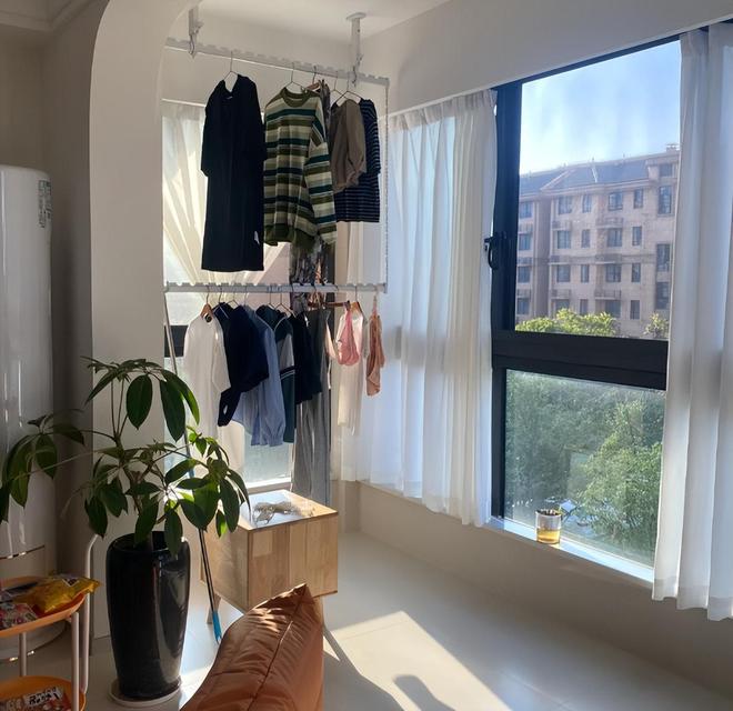 机智了整洁美观省空间快看看广东发现一户高层晾衣设计太(图2) 机智了整洁美观省空间快看看广东发现一户高层晾衣设计太(图2)