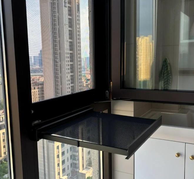 机智了整洁美观省空间快看看广东发现一户高层晾衣设计太(图3) 机智了整洁美观省空间快看看广东发现一户高层晾衣设计太(图3)